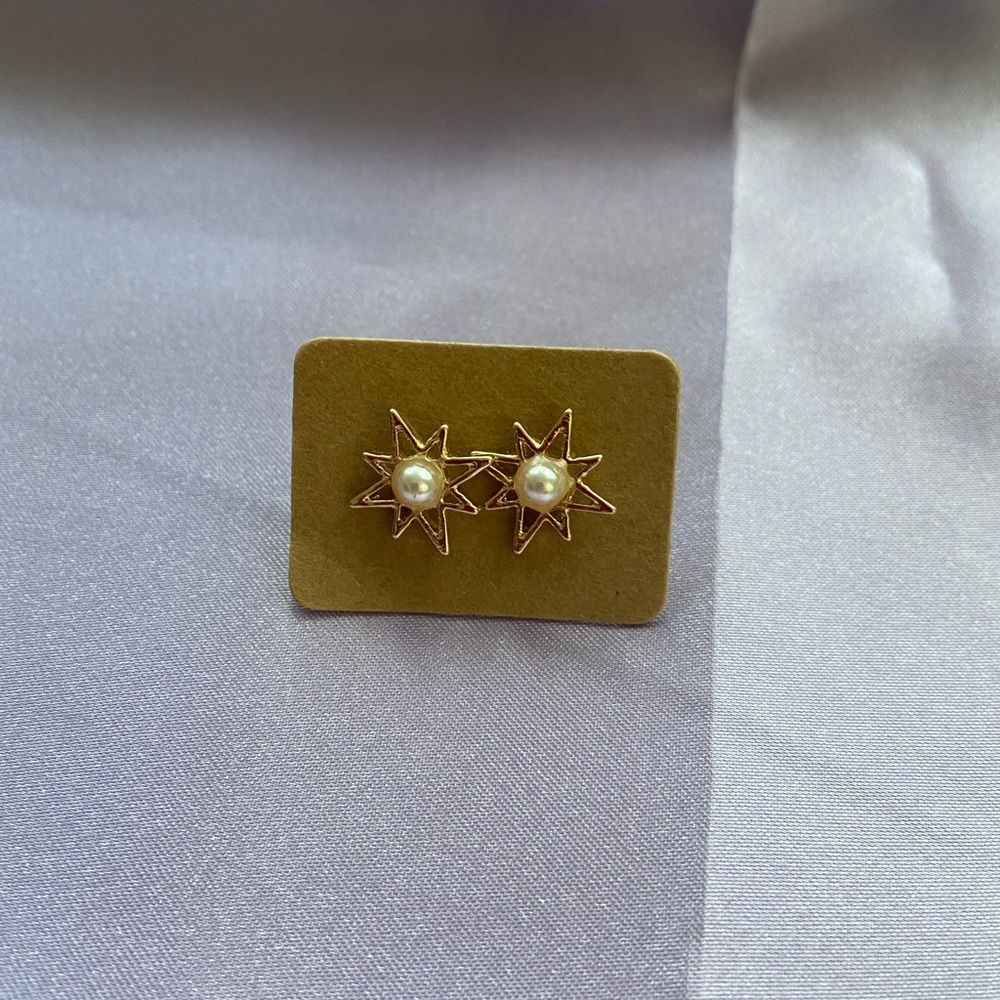 Unique Star Faux Pearl Stud Earrings - Picture 6 of 8